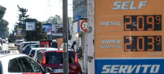 Copertina di La crisi globale del diesel, tra prezzi alti e forniture ridotte. In Italia la situazione rischia di precipitare con lo stop della raffineria di Priolo