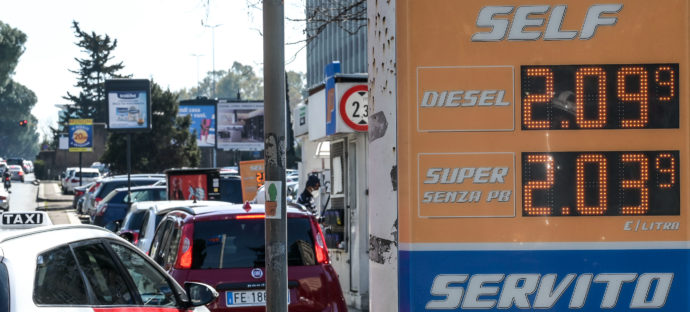 La crisi globale del diesel, tra prezzi alti e forniture ridotte. In Italia la situazione rischia di precipitare con lo stop della raffineria di Priolo