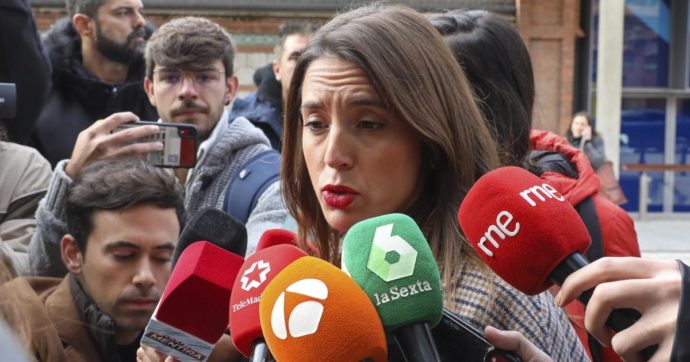Violenza sulle donne, in Spagna Vox critica la nuova legge con insulti sessisti alla ministra: “Sei lì perché compagna del capo partito”