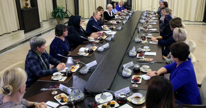 Putin vede le madri “amiche”: “Non credete a tv e Internet”