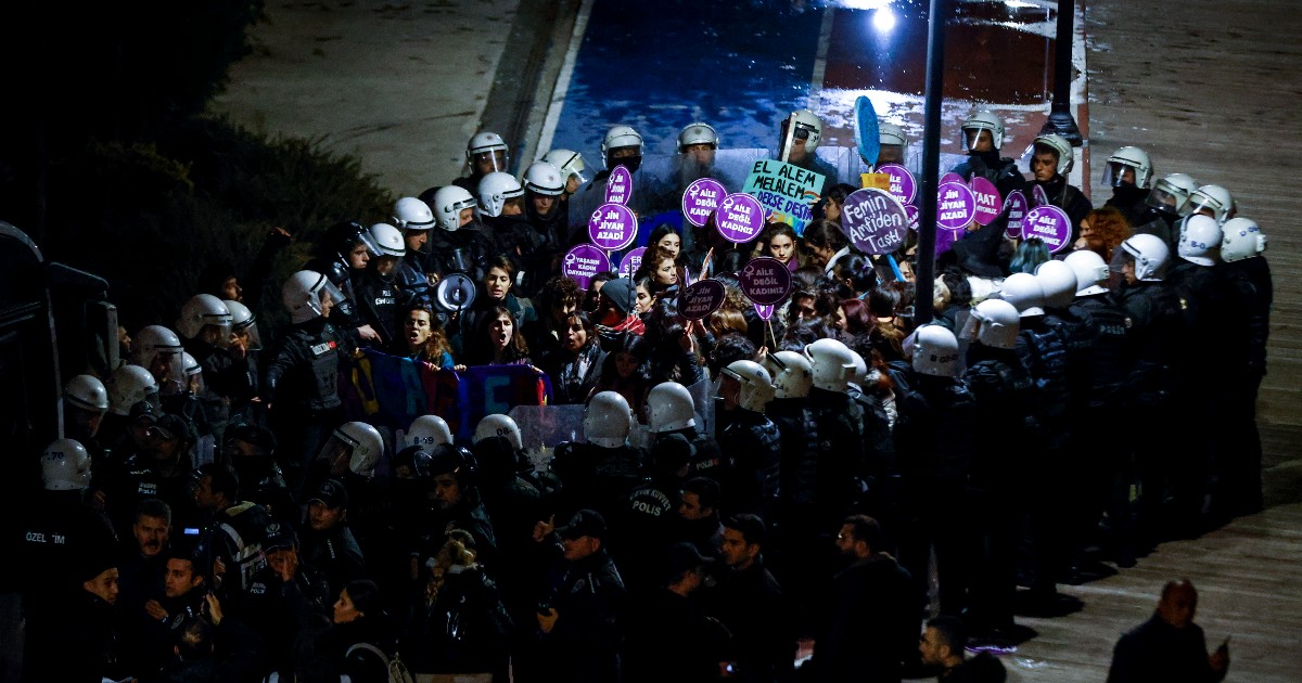 “Donna italiana arrestata a Istanbul durante le manifestazioni contro la violenza sulle donne”