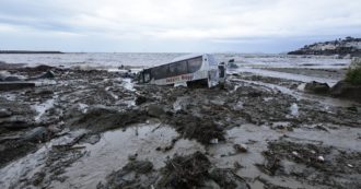 Frana a Ischia, continua anche in mare la ricerca dei dispersi: sono 11. Trovato un corpo senza vita di una donna. Il sindaco: “Non uscite di casa”