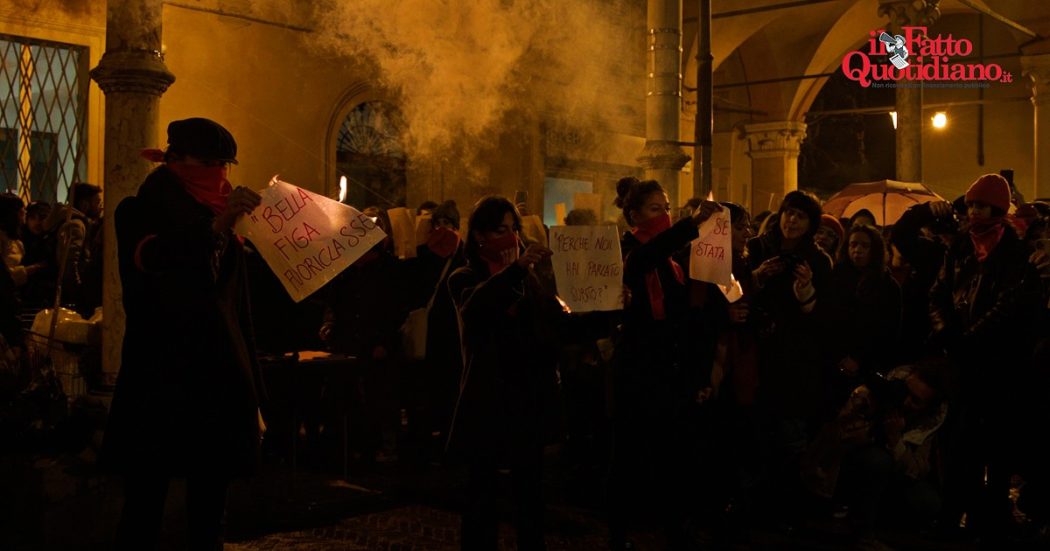 “Qui funziona così”, le universitarie portano in piazza gli abusi subiti dal prof di Bologna: “Non è un caso isolato, ma un fenomeno sistemico”