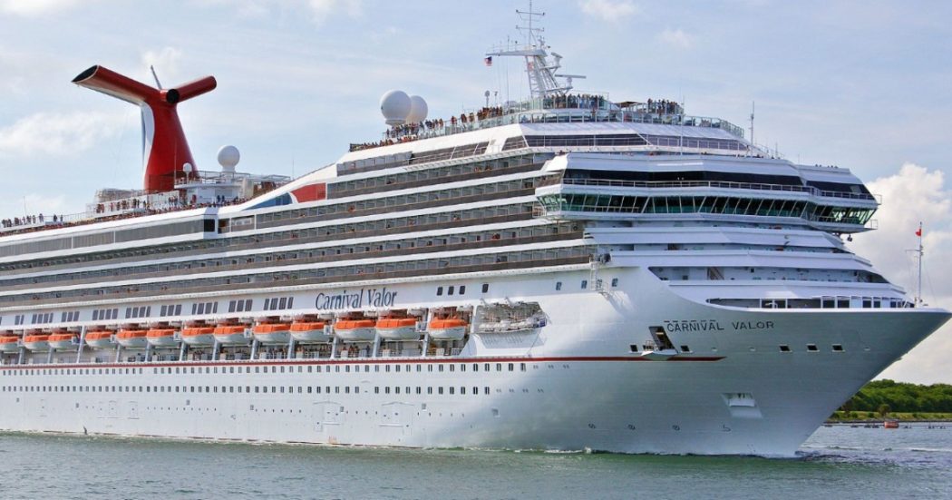 Cade in acqua da una nave da crociera: trovato vivo dopo 24 ore nelle acque del Golfo del Messico