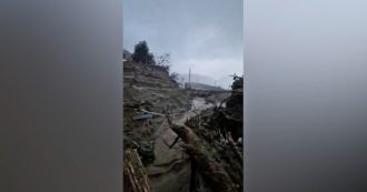 Frana a Ischia, la disperazione dell’abitante davanti al fiume di fango: “È cascata la montagna, queste case non esistono più”