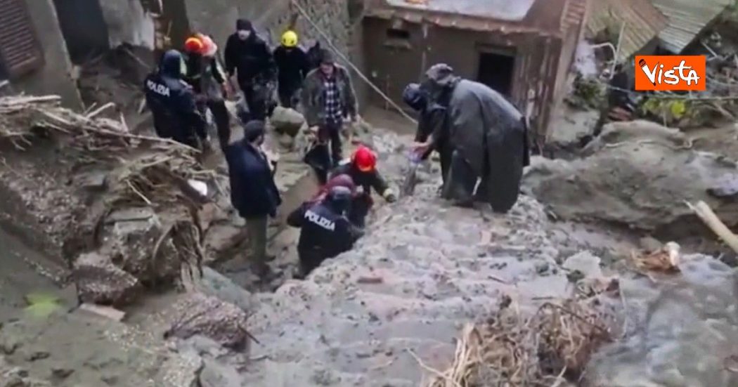 Frana di Ischia, le difficili operazioni di evacuazione degli abitanti tra fango e pioggia. Il video