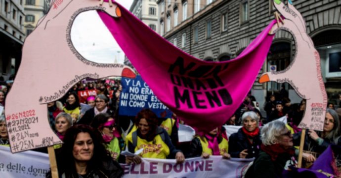 Copertina di “Non una di meno”, 100 mila contro la violenza sulle donne