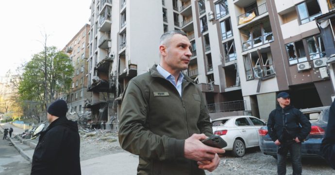 Kiev senza elettricità. Zelensky se la prende con il sindaco “eroe”