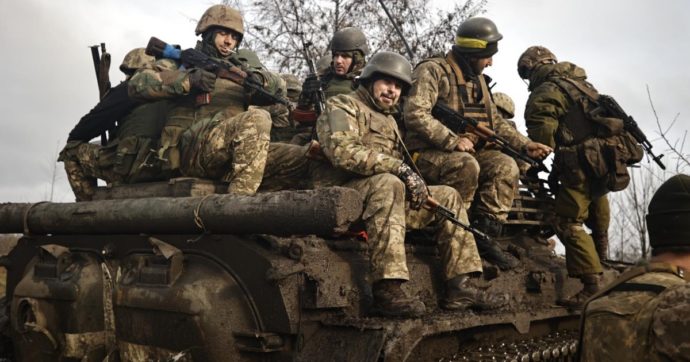 Guerra in Ucraina, “20 su 30 Paesi Nato hanno finito le armi da inviare a Kiev. Ma tra chi può ancora fornirne c’è l’Italia”