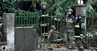 Copertina di Frana a Ischia, vigili del fuoco cercano di salvare due persone travolte dal fango: le immagini