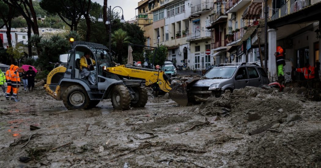 Frana a Ischia, il 55enne estratto dal fango ora è in prognosi riservata in un ospedale a Napoli