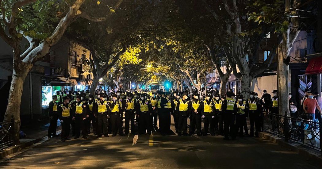 Cina, centinaia di manifestanti in piazza per protestare contro le restrizioni anti-Covid del governo: scontri con la polizia