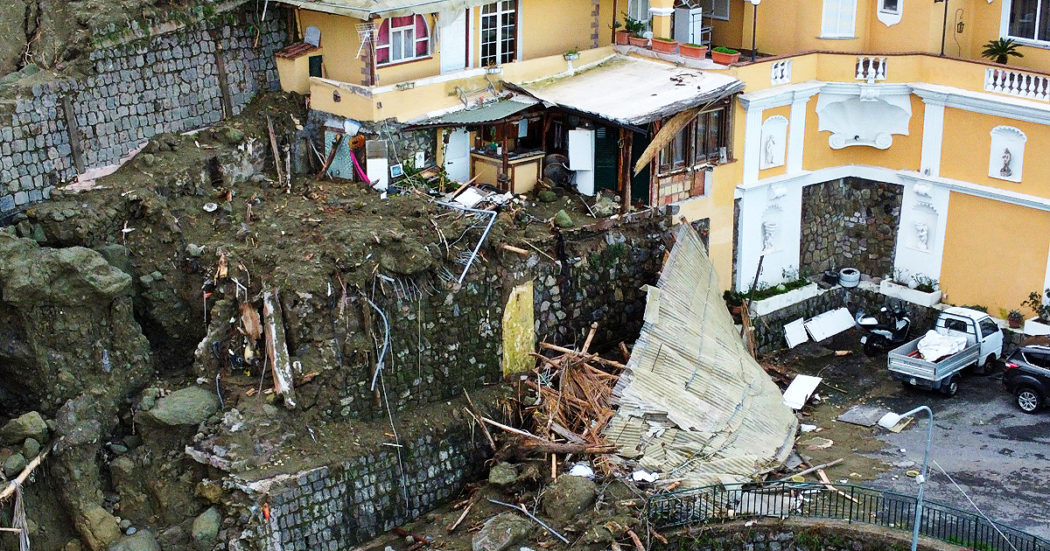 Ischia, dopo la frana ancora possibili i condoni delle case abusive. Il commissario per il sisma Legnini: “Dove c’è rischio non ricostruiremo”