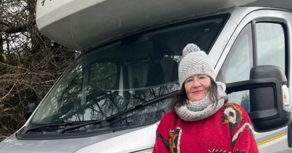 Ex giornalista della Bbc: “Ho scelto di vivere in una roulotte e lavoro in una fattoria in cambio dell’elettricità. A 63 anni si può essere più felici di sempre”