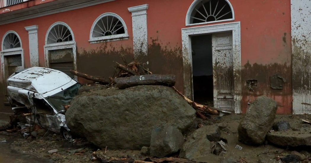 Ischia, auto accartocciate e massi giganti trascinati verso il mare: le strade dell’isola il giorno dopo la frana