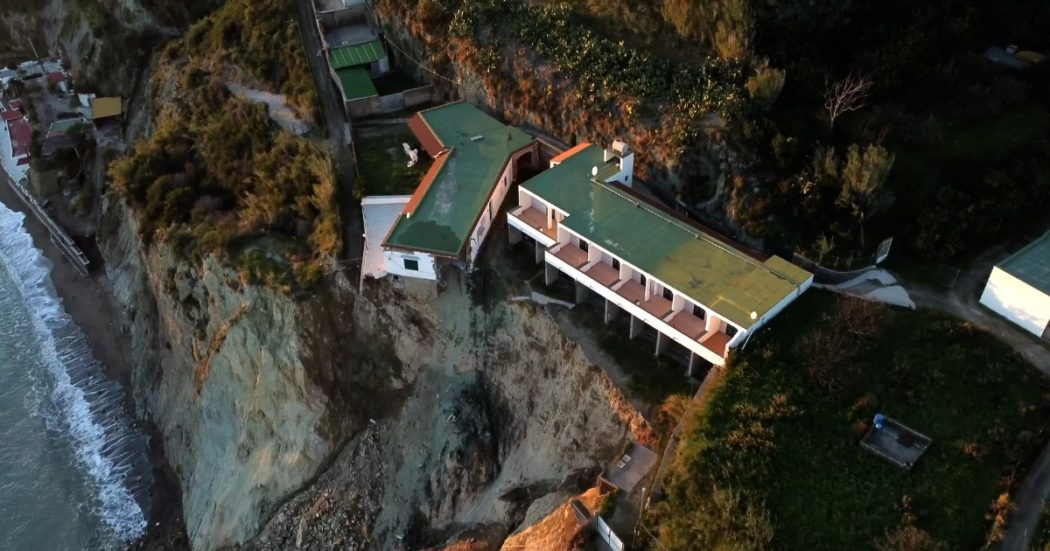 Ischia, in volo sulla frana dei Maronti: l’edificio sopra il costone rischia di crollare del tutto. Le immagini dal drone