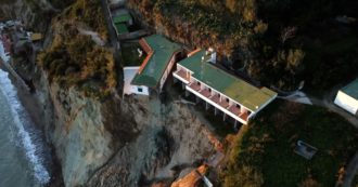 Ischia, in volo sulla frana dei Maronti: l’edificio sopra il costone rischia di crollare del tutto. Le immagini dal drone