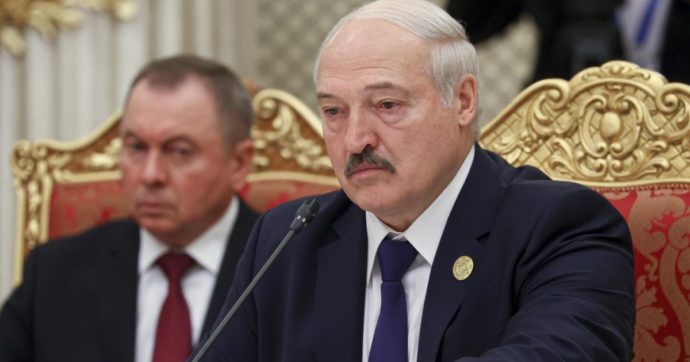 Bielorussia, il ministro degli Esteri sepolto davanti a Lukashenko. Mistero sulla sua “morte improvvisa”