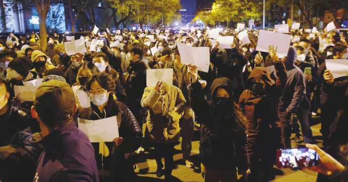 Cina sottosopra, scontri in piazza. I manifestanti: “Xi, ora dimettiti!”