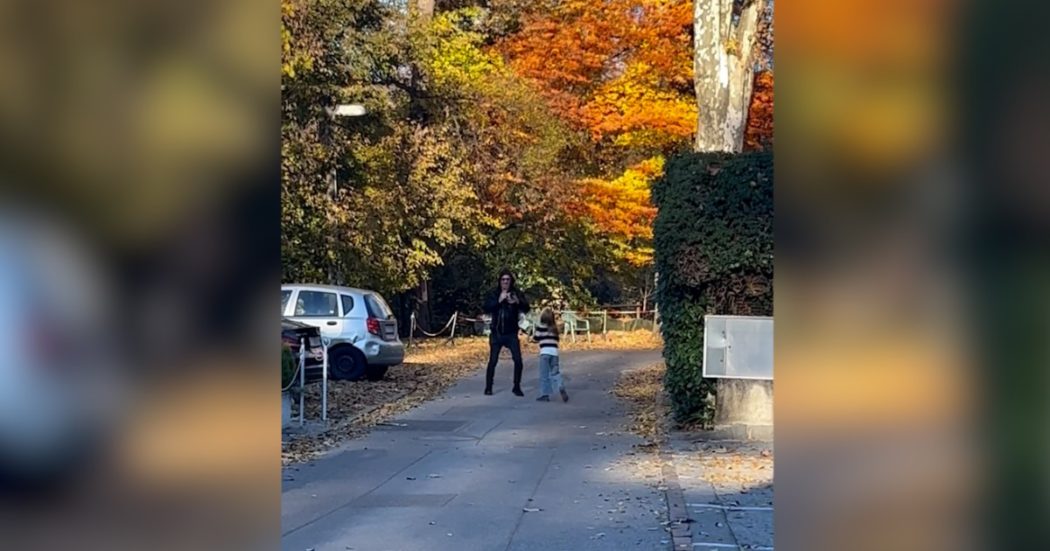 Aurora Ramazzotti, ecco come la sorellina di 7 anni insegue e allontana il paparazzo: il video