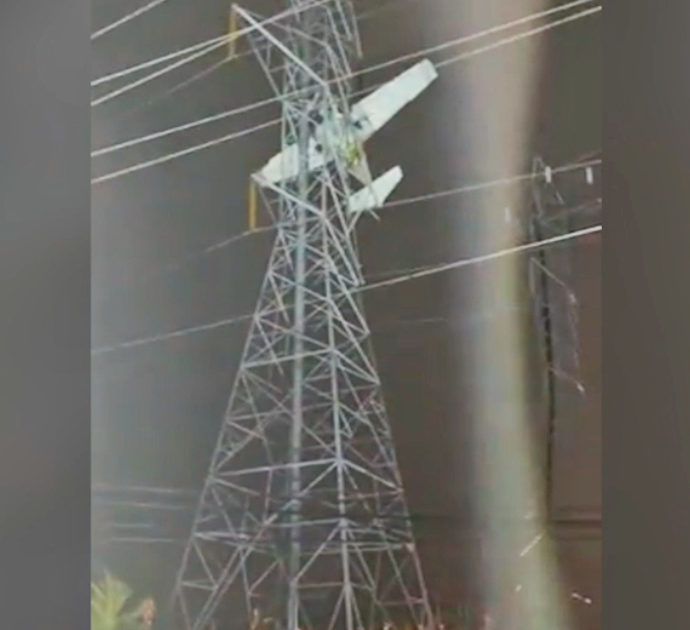 Aereo si schianta contro i cavi dell’alta tensione e rimane sospeso a 30 metri di altezza: blackout per 100mila case