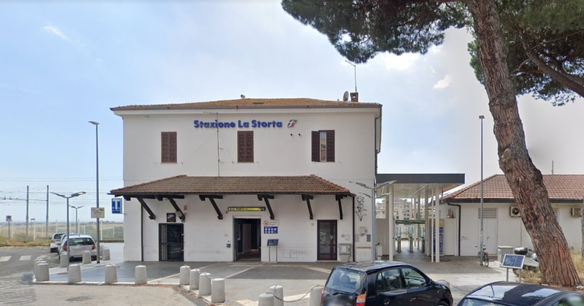 Scendono dal treno e trovano i cancelli chiusi: passeggeri intrappolati in una stazione di Roma
