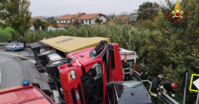 Ancona, rimorchio di un tir si ribalta e schiaccia ambulanza e auto: due morti e un ferito