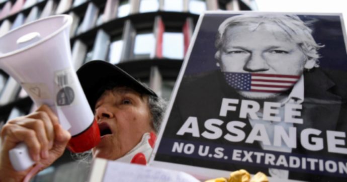 Copertina di Assange, conto alla rovescia per la sua estradizione negli Usa: perché il suo caso non è solo un affare di giornalismo
