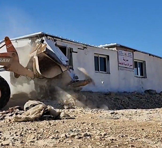 Israele demolisce una scuola elementare nei territori palestinesi. Bobo Craxi: “Istituto costruito con i fondi della cooperazione italiana”