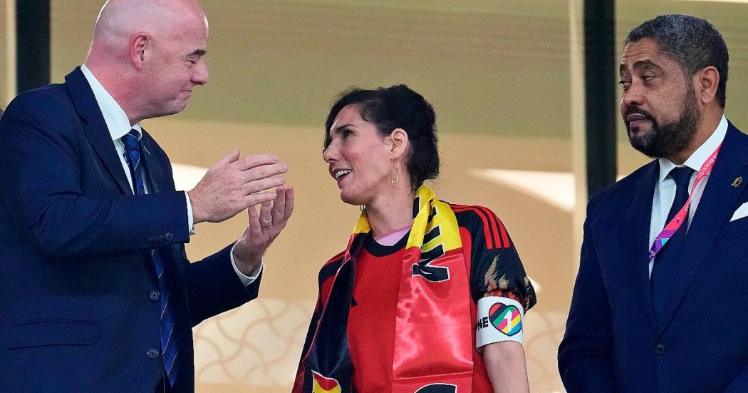 Mondiali, il Qatar non vuole la fascia arcobaleno: “Messaggio molto divisivo per il mondo islamico”