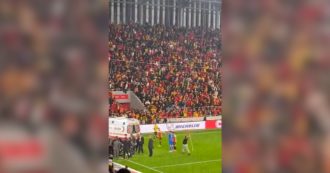 Copertina di Turchia, follia in campo durante la partita Goztepe-Altay: uomo entra e prende a bastonate il portiere della squadra ospite