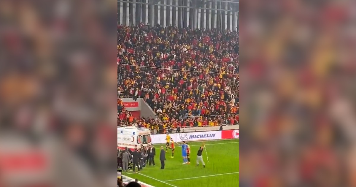 Turchia, follia in campo durante la partita Goztepe Altay: uomo entra e prende a bastonate il portiere della squadra ospite