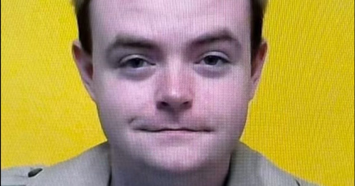 Poliziotto rapisce una minorenne adescata online, uccide sua madre e i nonni e dà fuoco alla casa. Poi muore in una sparatoria con i colleghi