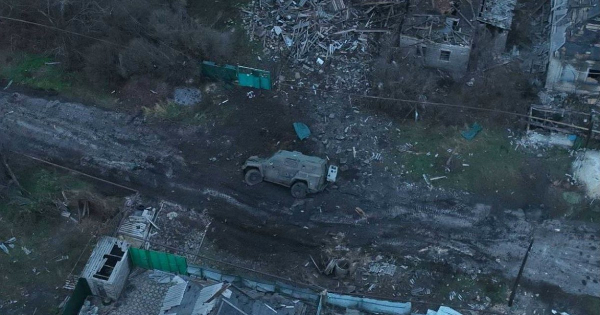 L’ambasciata russa pubblica su Twitter l’immagine di un blindato italiano distrutto in Ucraina: “I contribuenti sono contenti?”