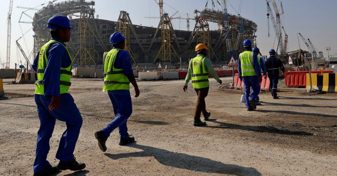 Mondiali, ora il Qatar ammette alcune morti per la costruzione negli stadi: “La stima è tra 400-500”