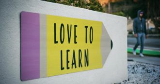 Copertina di Educazione sessuale, l’Aied: “Un diritto alla cittadinanza negato dalla politica”