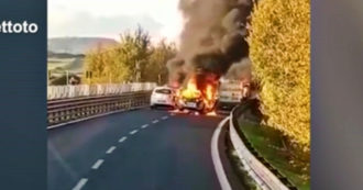 Copertina di Sassari, assalto a furgone portavalori: gli spari e le fiamme sulla statale. Il video dell’attacco