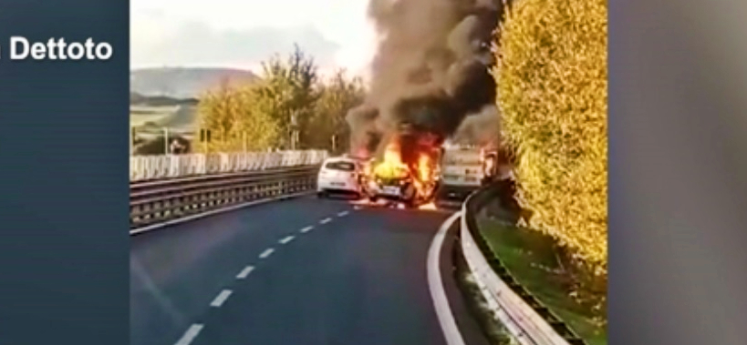 Sassari, assalto a furgone portavalori: gli spari e le fiamme sulla statale. Il video dell’attacco