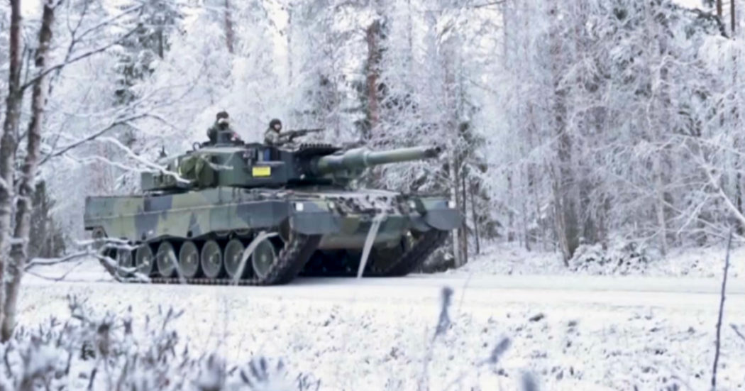 Finlandia, la più grande esercitazione militare dell’anno: 8mila soldati dispiegati nell’Est del Paese – Video