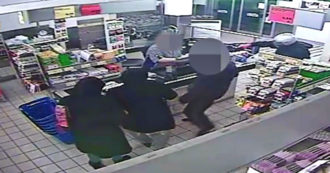 Copertina di Bologna, rapina al supermercato: cassiera spintonata e minacciata con una pistola – Video