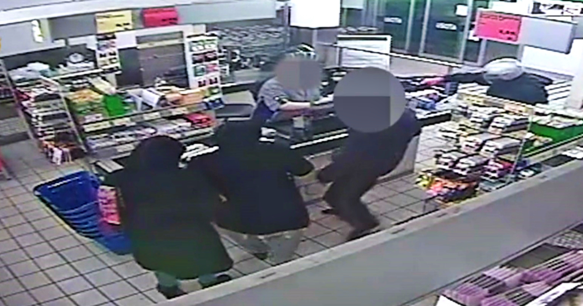 Bologna, rapina al supermercato: cassiera spintonata e minacciata con una pistola – Video