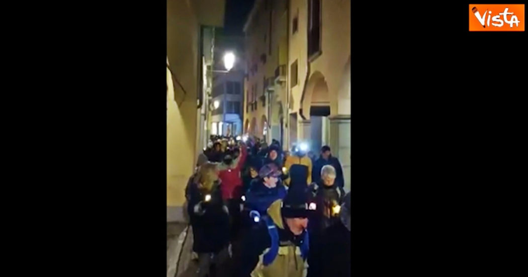 Covid, da Bari a Padova le veglie notturne contro l’obbligo vaccinale: le persone in piazza alla vigilia della decisione della Consulta – Video