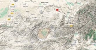 Copertina di Afghanistan, attentato in una scuola coranica: almeno 23 morti e 30 feriti nell’esplosione. “Vittime sono bambini e persone comuni”