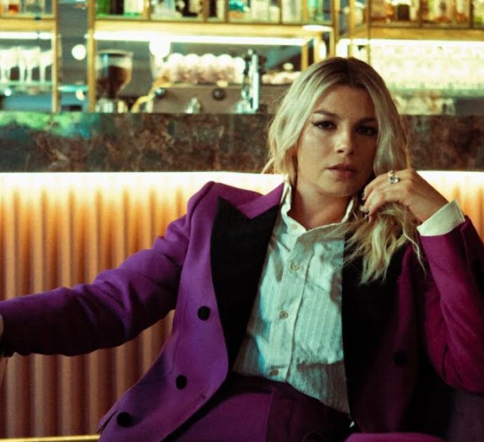 Emma a nudo in un docu-film: “Meglio sbagliare ed essere felici che cattive, frustrate e pronte a giudicare. In mezzo agli altri mi sento a disagio”