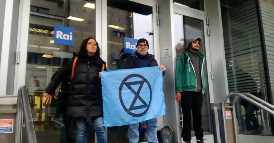 Gli attivisti ambientali lanciano vernice verde sulla sede Rai di Milano: “Il tg smetta di dire maltempo e inizi a parlare di crisi climatica”