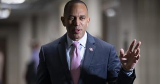 Copertina di Usa, per la prima volta un afroamericano è leader dei democratici: chi è Hakeem Jeffries