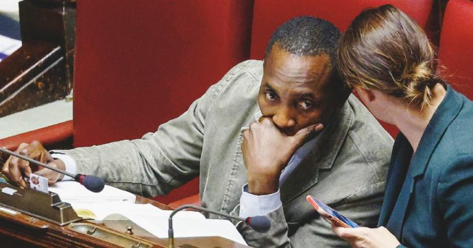 Caso Soumahoro, Urso: “Sciogliere le coop”. La moglie del deputato: “Noi perseguitati”