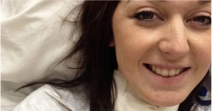 Capelli fragili, pelle secca e stanchezza: così una 27enne ha scoperto di avere un tumore alla tiroide. L’esperto: “Ecco i sintomi da non sottovalutare”