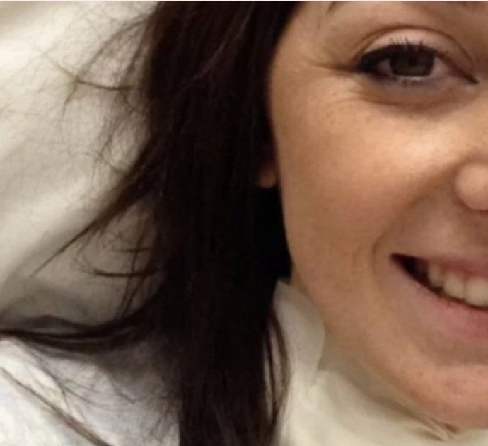Capelli fragili, pelle secca e stanchezza: così una 27enne ha scoperto di avere un tumore alla tiroide. L’esperto: “Ecco i sintomi da non sottovalutare”