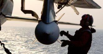 Copertina di La portaerei americana e l’aereo dei russi nel Mediterraneo: la “provocazione” che ha allarmato la Nato